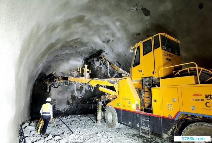 贵寓图片：中国铁建三臂凿岩台车在沙特阿拉伯新未来城纯正支洞神志进行功课。（新华社）